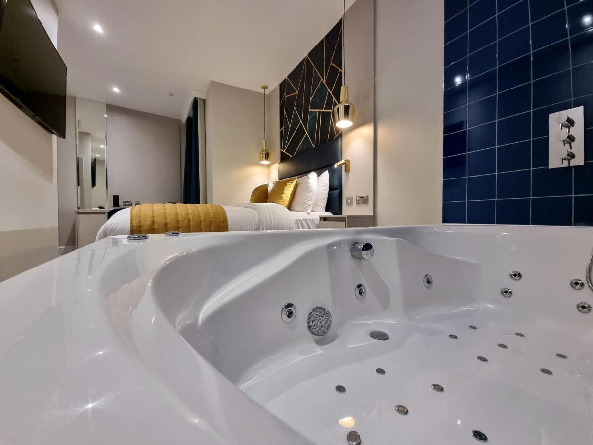 Signature Jacuzzi Suite